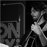 Doy clases particulares de guitarra moderna (jazz, blues, funk, pop, etc) desde principiantes/amateurs y gente de nivel medio/alto